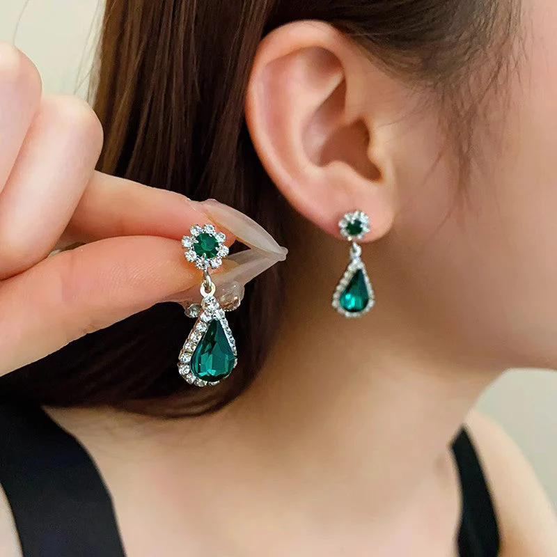 Elegant Jewelry Set with Necklace and Drop Earrings - Image 5