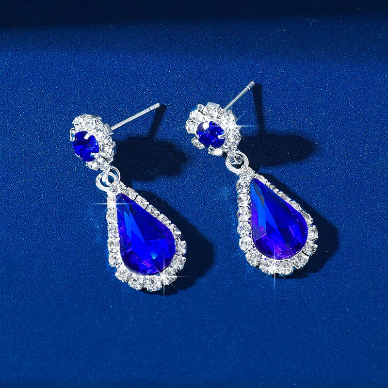 Elegant Jewelry Set with Necklace and Drop Earrings - Image 9