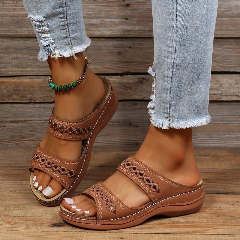 Sofia Amoretti Sandals with Decorative Cutout Straps - Image 5